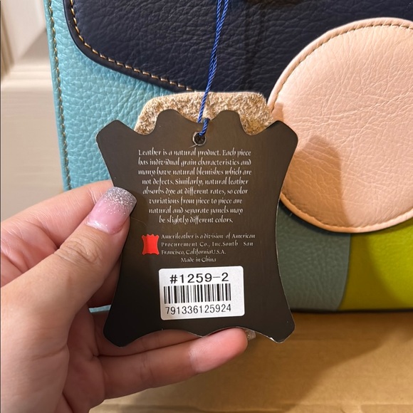 AmeriLeather Arlene Leather Crossbody Bag - Picture 2 of 9